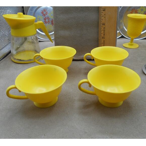 Vintage Aluminum Specialty Co./Chilton Yellow Coffee Pot, Tin Plates, & Cups - Picture 12 of 16